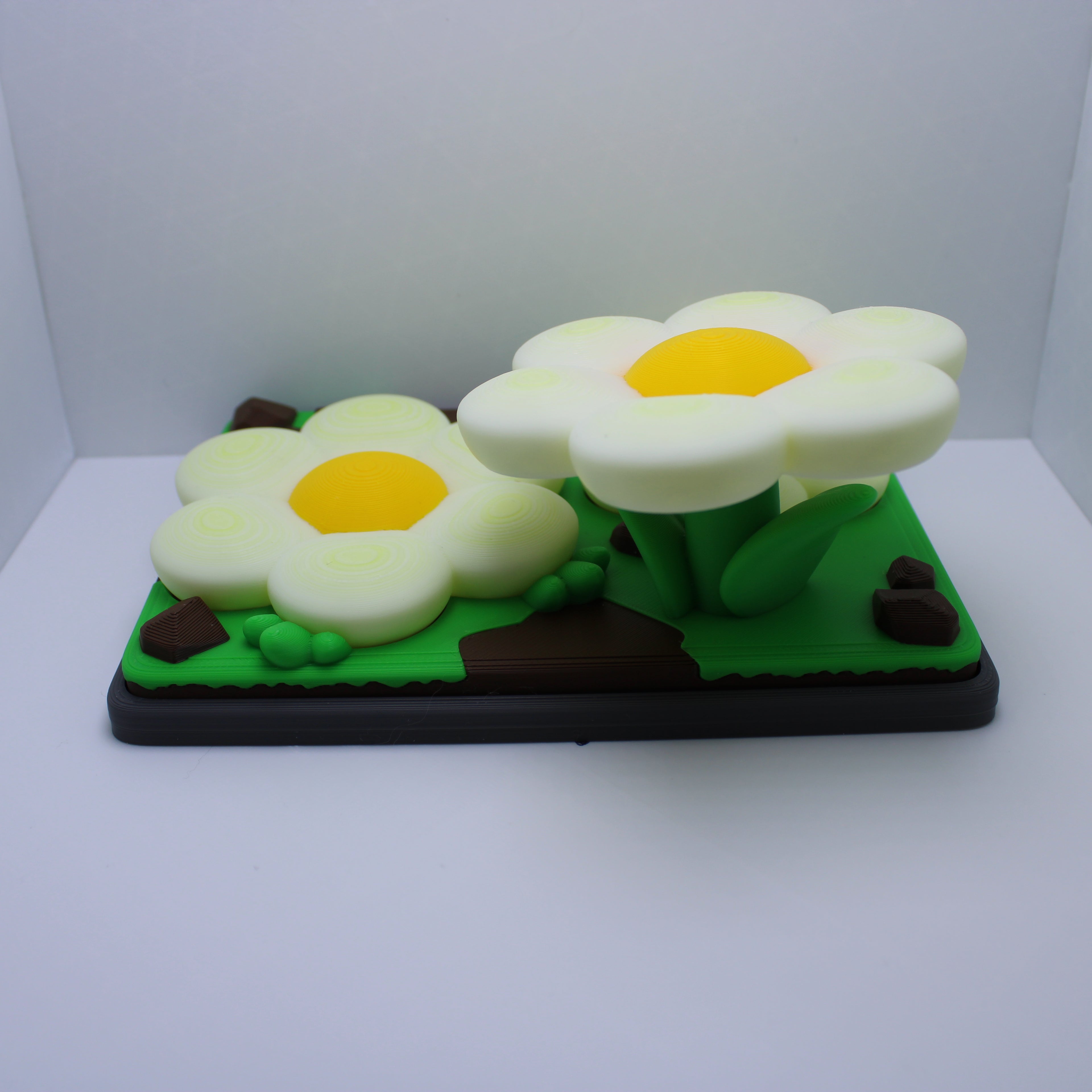 Daisy display (with or without Ladybugs)-3d printed desk companion