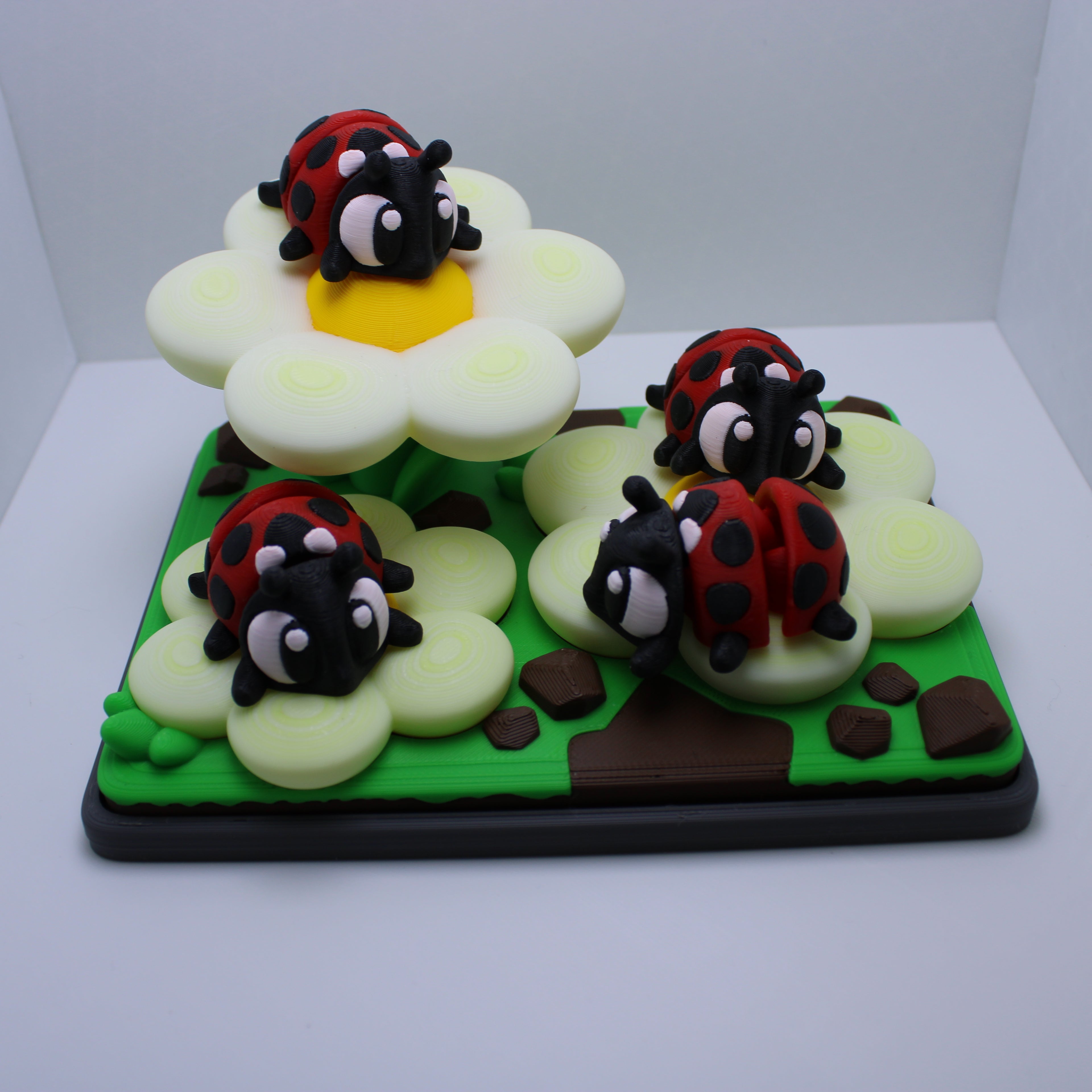 Daisy display (with or without Ladybugs)-3d printed desk companion